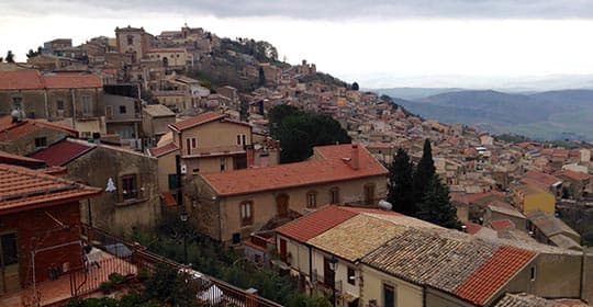 Travel to Aidone with the SAIS Autolinee buses. The terrace of Sicily, guardian of the Goddess of Morgantina and the site of one of the most prestigious archaeological museums on the island