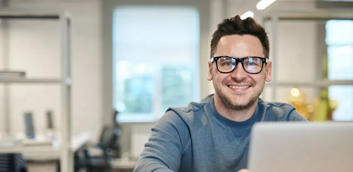 Persona davanti al PC