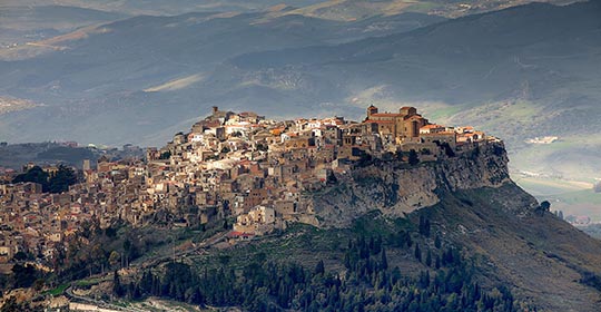 Travel to Calascibetta on the SAIS Autolinee buses. The footprint of the Normans, between impressive castles and mountain views