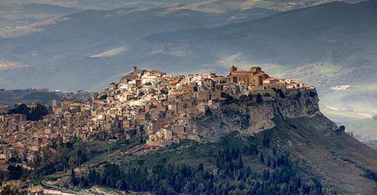 Travel to Calascibetta on the SAIS Autolinee buses. The footprint of the Normans, between impressive castles and mountain views