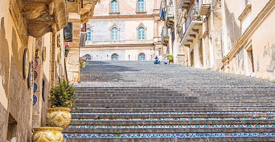 Viaggia per Caltagirone con gli Autobus SAIS Autolinee. Disegni vorticosi e colori vibranti, tra vicoli e chiese di tradizione millenaria domina la storia della ceramica