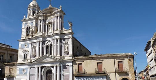 Viaggia per Caltanissetta con gli Autobus SAIS Autolinee. Il barocco, le vedute dalla valle del Salso e il verde visto dal monte San Giuliano