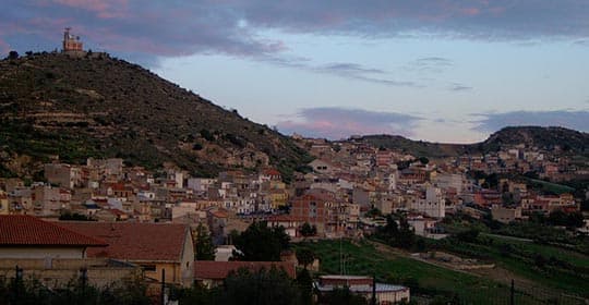 Viaggia per Castel di Iudica con gli Autobus SAIS Autolinee. Un borgo conquistato da Greci, Saraceni e Normanni, cartolina dell'entroterra Siciliano