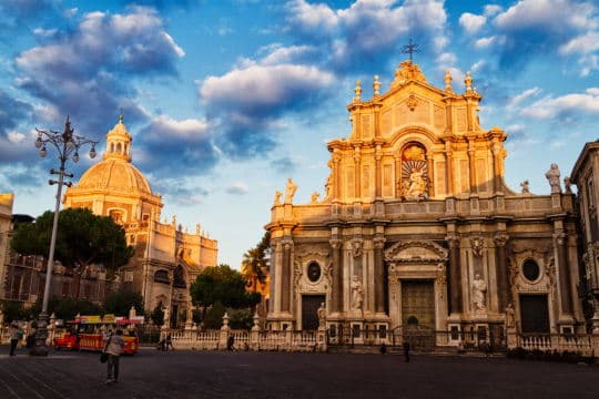 Travel around Catania with SAIS Autolinee buses. In the heart of the Ionian Sea, immersed in the tradition of Sant'Agata on the slopes of Etna