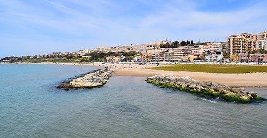 Viaggia per Gela con gli Autobus SAIS Autolinee. Uno dei luoghi più antichi della Sicilia, tra mare e storia