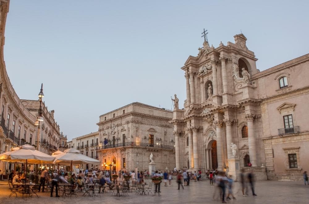 Piazza di Ortigia a Siracusa durante un tour in pullman privato in Sicilia