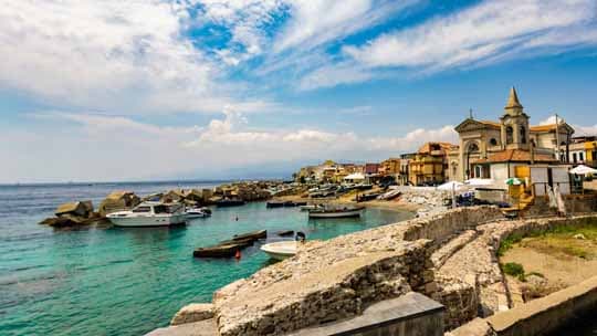 Travel around Messina with SAIS Autolinee buses. The landing on the island, the strait, the Neptune fountain and the incredible walks on the sea