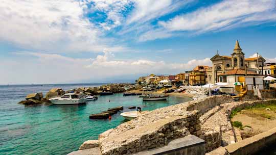 Travel around Messina with SAIS Autolinee buses. The landing on the island, the strait, the Neptune fountain and the incredible walks on the sea