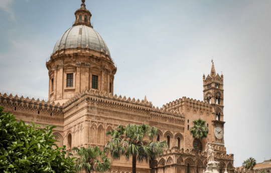Travel around Palermo with SAIS Autolinee buses. The capital, among the alleys of Ballarò, the voices of Vuccirìa and a timeless Arab story