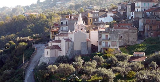 Travel to Rocca di Caprileone with SAIS Autolinee buses. A dive into the heart of the Nebrodi, with an Aeolian view in the background