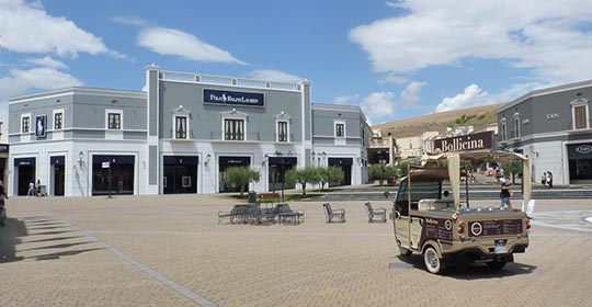 Viaggia per Sicilia Outlet Village con gli Autobus SAIS Autolinee. L'unico outlet village in Sicilia, situato nel cuore dell'isola