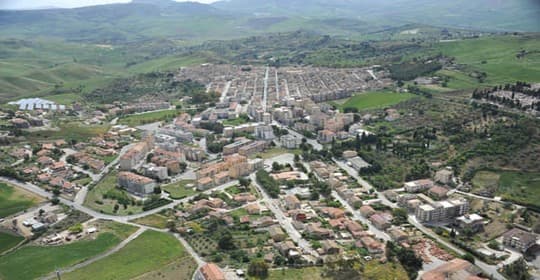 Travel to Villarosa with SAIS Autolinee buses. Between the scent of almonds, olive groves and the tradition of Our Lady of the Chain