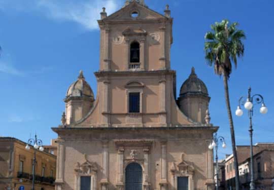 Travel around Vittoria with SAIS Autolinee buses. Among the Cerasuolo vineyards, the neoclassical style and the Iblei